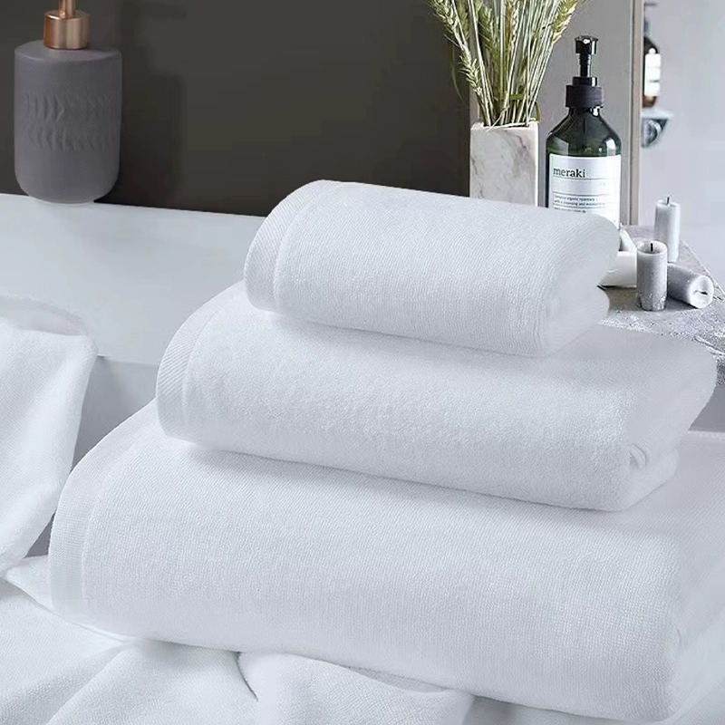 How does the design of the towel loop combined with the plain weave affect the absorbency of the towel?