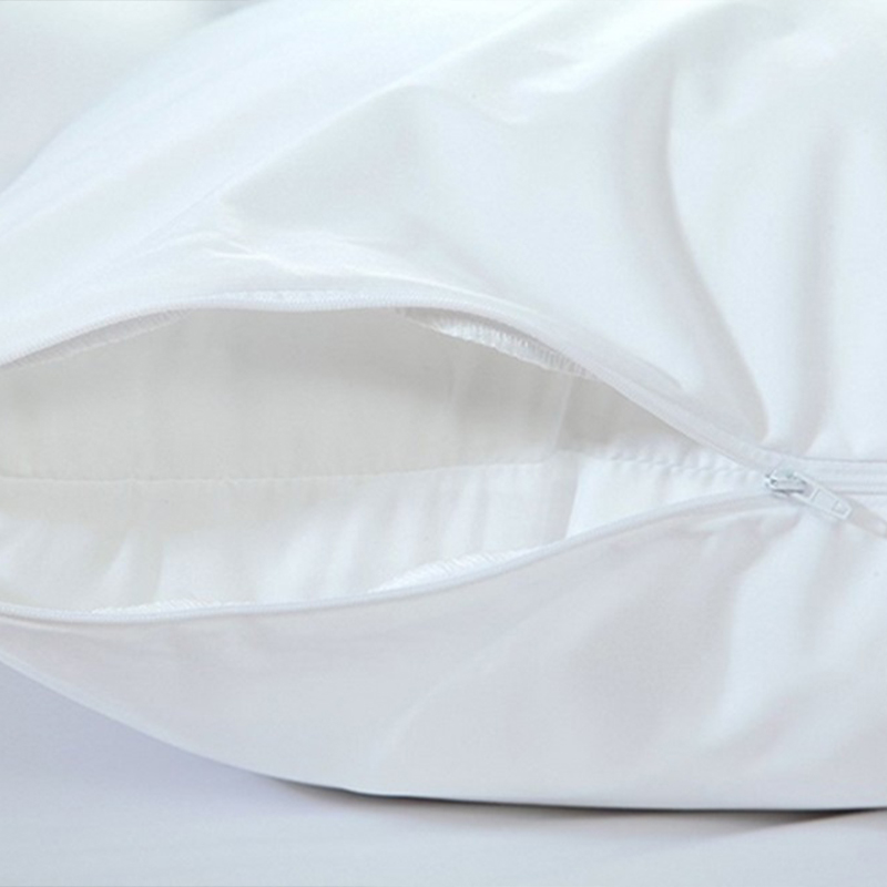 What are the unique advantages of the 200TC hotel pillow protector made of polyester-cotton blend material?